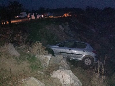 Trafik kazansında araç çaya uçtu