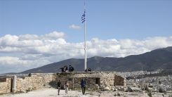 Yunanistan, bazı ülke vatandaşlarına ülkeye girişlerde uygulanan karantinayı kaldırdı
