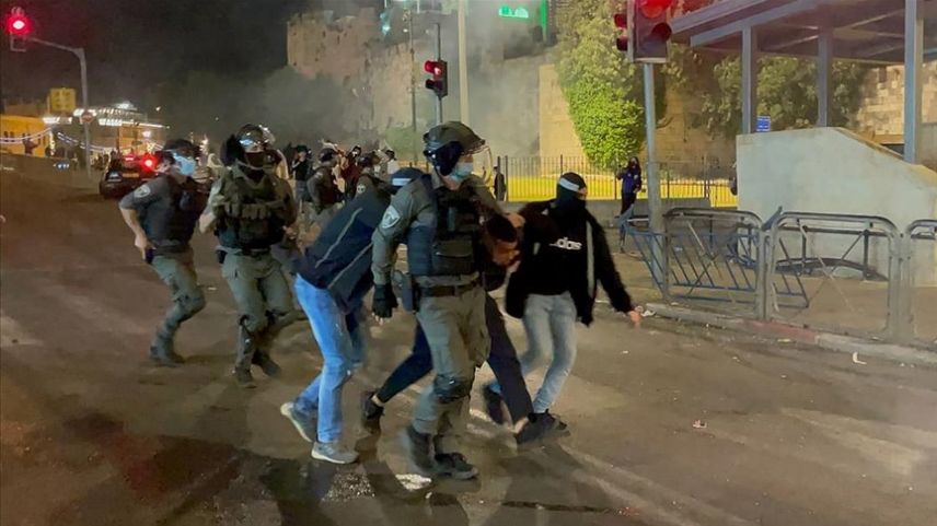 İsrail polisi, Mescid-i Aksa’da Filistinli gençlere saldırdı