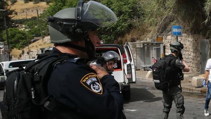 Tel Aviv yakınlarında çok sayıda Yahudi bir Filistinliyi linç etmek istedi