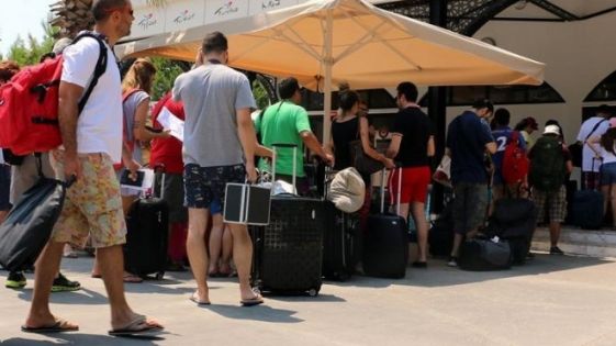 Turistler Yunanistan'a gelmeye başladı