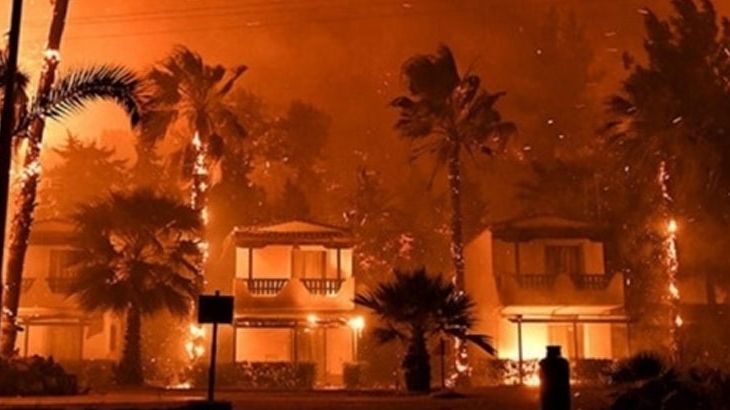 Atina'da çıkan yangında çok sayıda ev hasar gördü