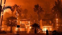 Atina'da çıkan yangında çok sayıda ev hasar gördü