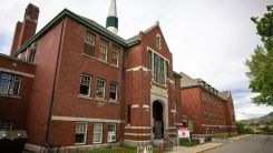 Kilise okulunun bahçesinde 215 çocuğa ait ceset kalıntıları bulundu