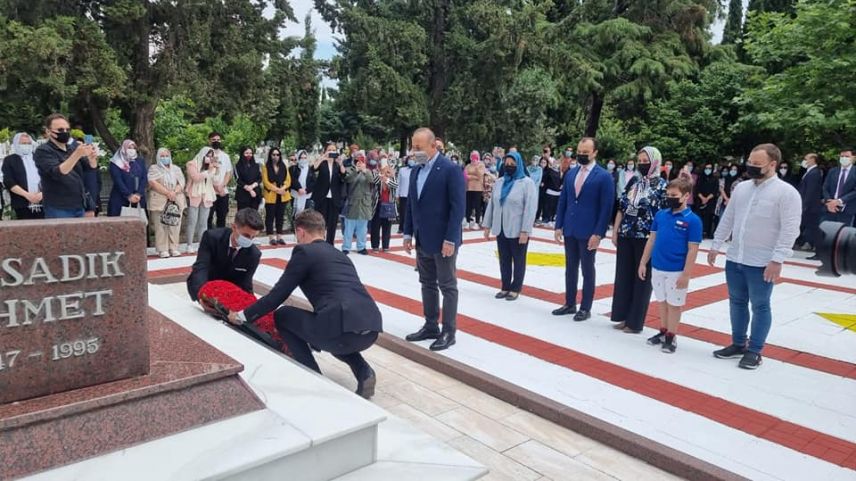 Bakan Çavuşoğlu Dr. Sadık Ahmet’in kabrini ziyaret etti