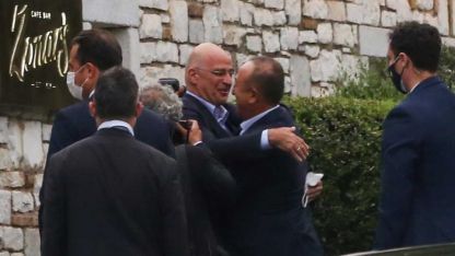 Çavuşoğlu ve Dendias'dan samimi kucaklaşma