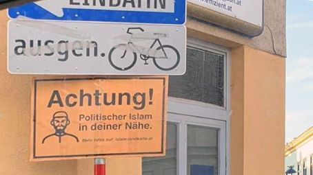 Avusturya'da camilere ırkçı levhalar asıldı