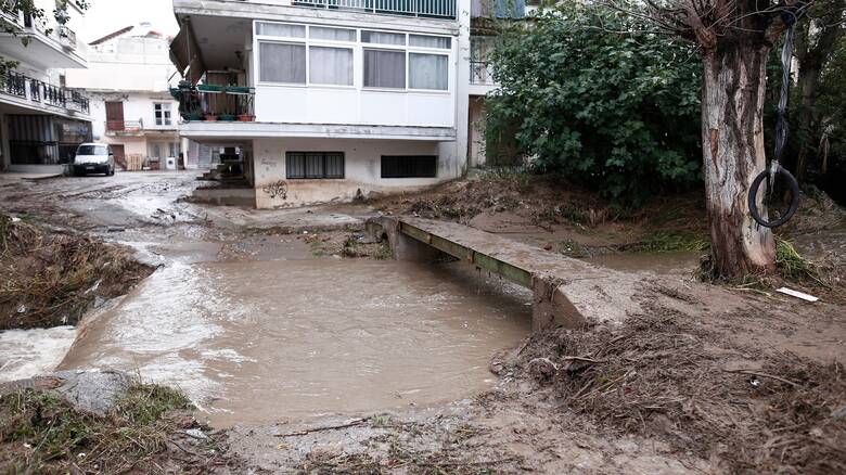 Selanik’te sel felaketi can aldı, onlarca ev su altında!