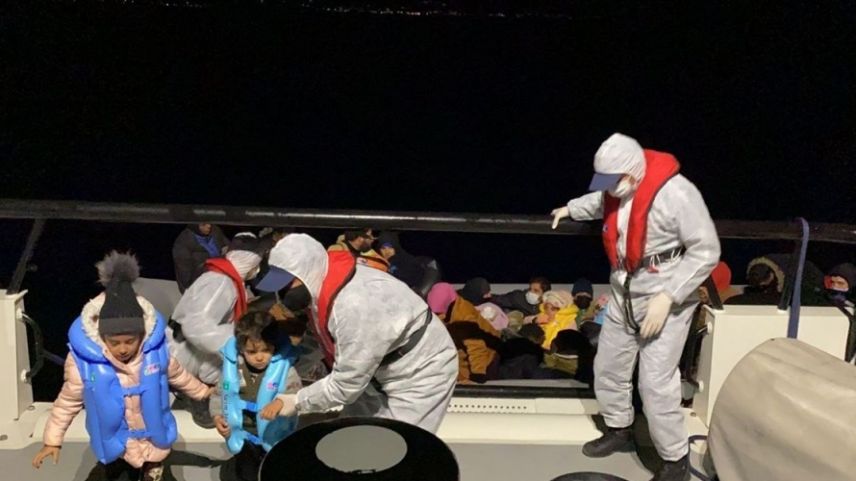 Ege'de ölüme terk edilen 55 düzensiz göçmen kurtarıldı