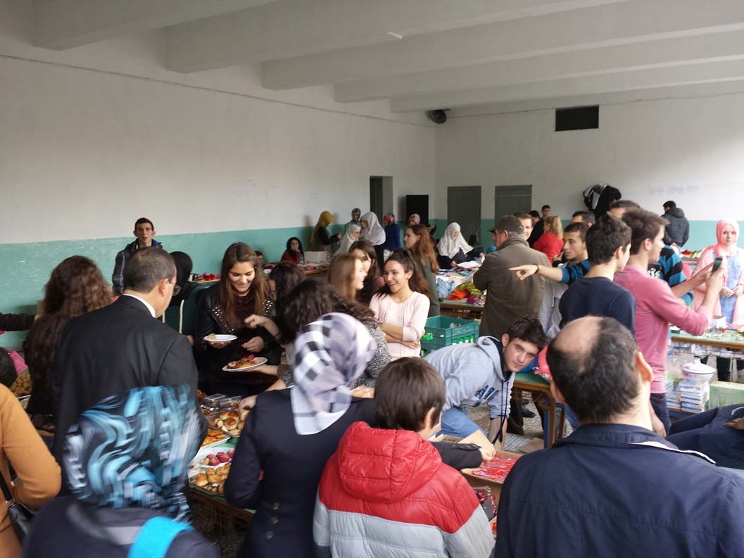 Celal Bayar Lisesi bahçesinde Öğrenci Pazarı düzenlendi