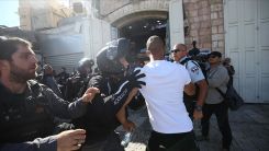 İsrail polisinden fanatik Yahudilerin Hazreti Muhammed'e hakaretini protesto eden Filistinlilere müdahale