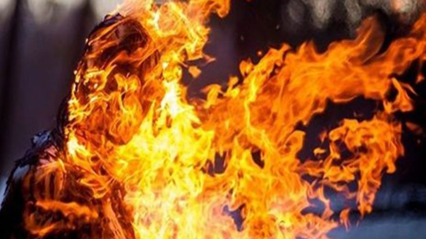 Kendini yakan vatandaş son anda kurtarıldı