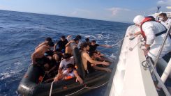 Türk kara sularına geri itilen 100 kaçak göçmen kurtarıldı