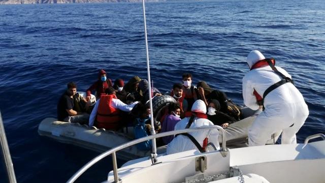 Yunanistan'ın geri ittiği 32 düzensiz göçmen kurtarıldı