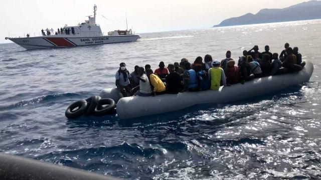 Ölüme terk edilen 39 düzensiz göçmen kurtarıldı