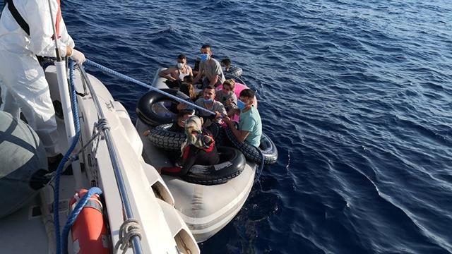 Yunanistan tarafından geri itilen 15 düzensiz göçmen kurtarıldı