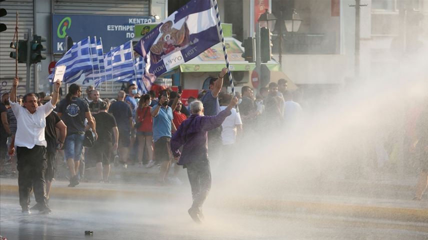 Atina'da aşı karşıtları polisle çatıştı