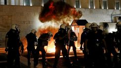 Atina'da aşı zorunluluğunu protesto edenler polisle çatıştı