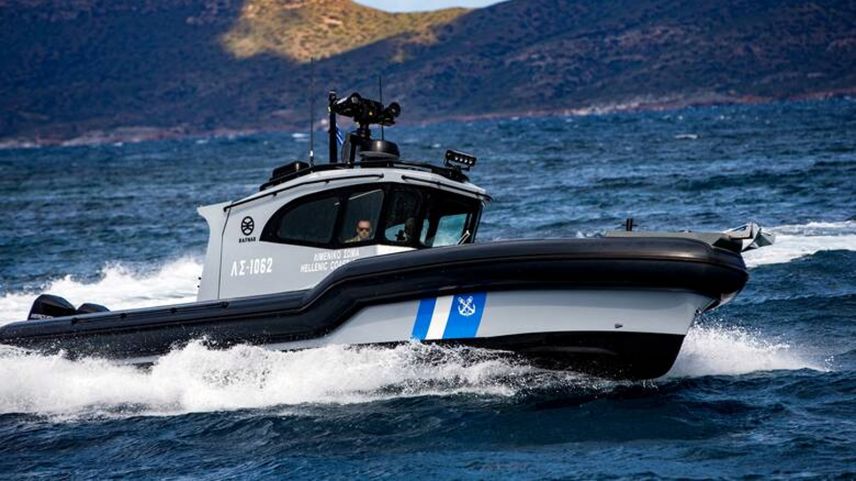 Milos Adası açıklarında 17 kişinin bulunduğu yat battı!