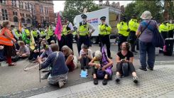 İngiltere'de eylem başlatan çevreci grup 2019'daki gösterilerde sokaklarda 120 ton çöp bırakmış