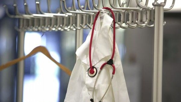 Aşı yaptırmayan sağlık çalışanlarının sözleşmeleri donduruluyor