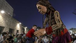 Mülteci çocuğu simgeleyen 'Küçük Amal' Yunanistan'da