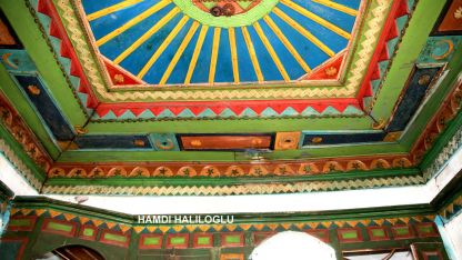 Terk edilmiş tarihi evdeki renk ve desenler dikkat çekti