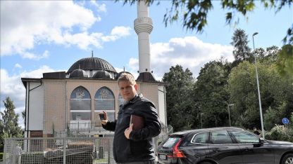 İslam karşıtı siyasetçi Paludan'dan Türk camisi önünde provokasyon