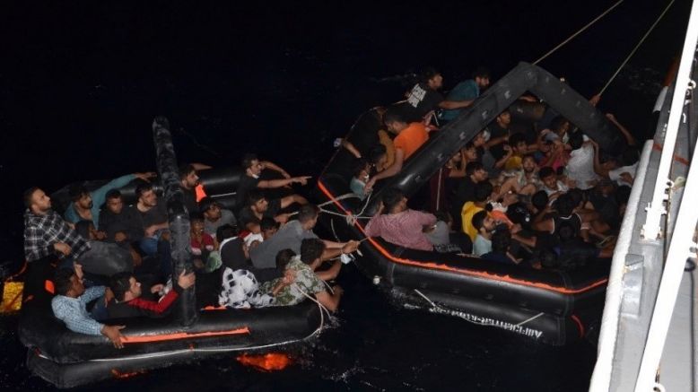 Geri itilen 74 düzensiz göçmen kurtarıldı