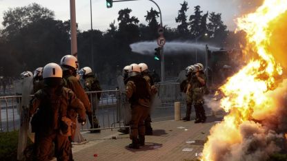 Selanik sokakları karıştı: Polis ile halk çatışmaya girdi