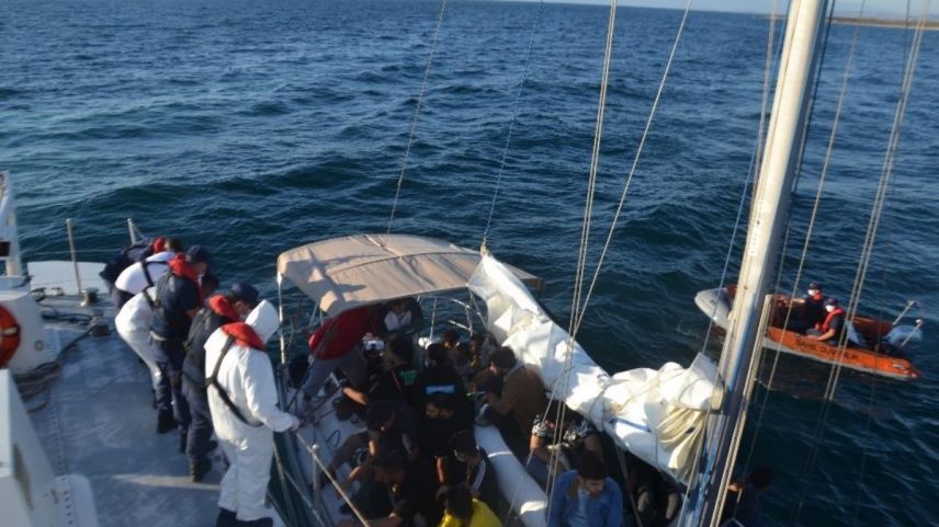 Türk kara sularına itilen 306 düzensiz göçmen kurtarıldı