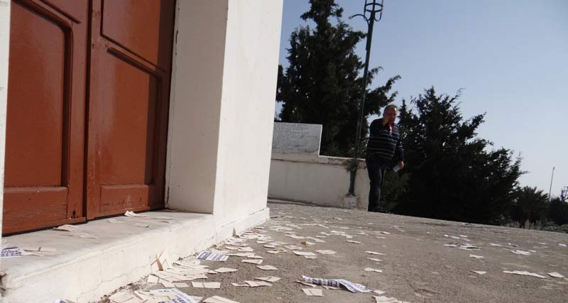 Rodos’ta Kur’an-ı Kerim’i yırtarak Altın Şafak afişleri ile birlikte mezarlığa attılar!