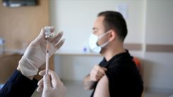 Kovid-19: Aşı reddi ve tereddütü toplumsal bağışıklığın oluşmasını engelliyor