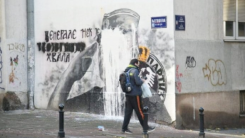 Bosna Kasabı Mladiç’in duvar resmine bir kova kireç