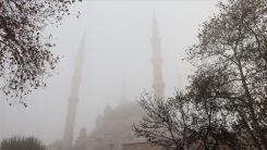 Edirne'de Selimiye Camisi ve tarihi köprülerin çevresi sis ile kaplandı