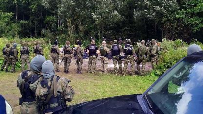 Polonya, Belarus sınırına gazetecilerin girmesine izin verecek