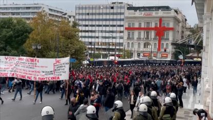 Atina'daki 17 Kasım anma yürüyüşünde silahlanma karşıtı slogan atıldı
