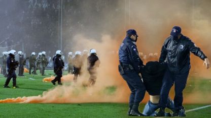PAOK-ARİS derbisinde ortalık savaş alanına döndü!