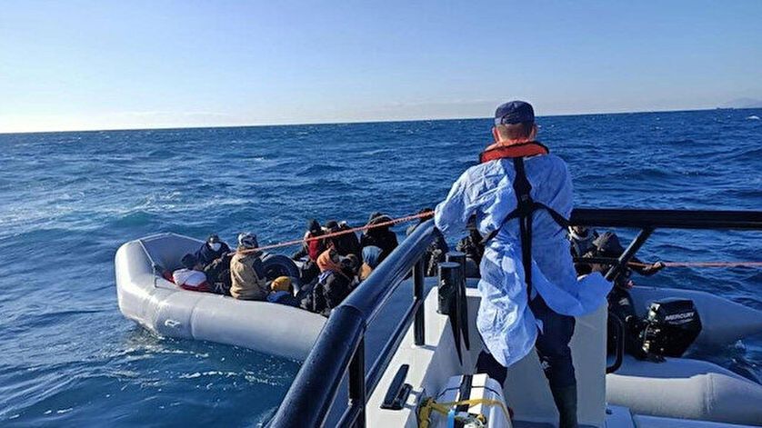 Yunanistan tarafından denize atılan 8 düzensiz göçmen kurtarıldı