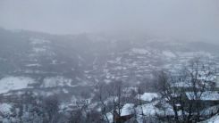 Rodop dağları arasındaki Kezviran köyü beyaza büründü