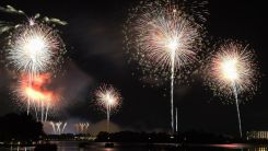 Gökyüzündeki 'görsel şölen' kuşlara zarar veriyor