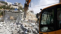 İsrail, Filistinli bir aileye kendi evini yıktırdı
