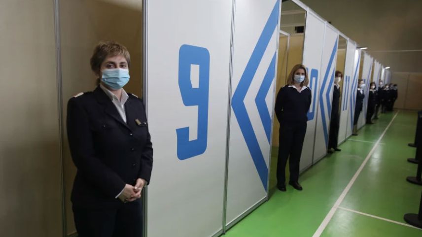 Ανεμβολίαστοι: Υποχρεωτικός εμβολιασμός και πρόστιμο 100 ευρώ