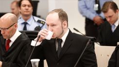 Toplu katliam yapan Breivik, şartlı tahliye peşinde