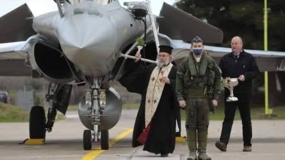 Papazlar, Rafale savaş uçaklarını "kutsal su" ile kutsadı