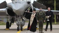 Papazlar, Rafale savaş uçaklarını "kutsal su" ile kutsadı