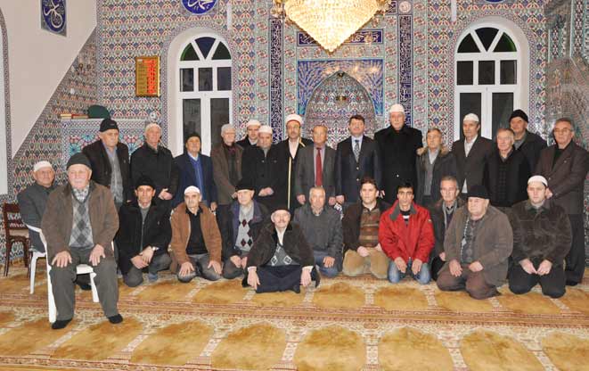 Başkonsolos ve müftü Kargılısarıca’da soydaşlarla sabah namazında buluştular