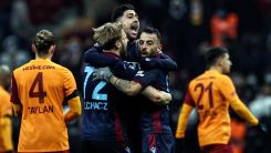 Galatasaray, lider Trabzonspor'a karşı üstünlüğünü koruyamadı