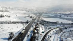 Otobanda mahsur kalanları kurtarma çalışmaları sürüyor