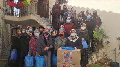 Atkı ve bereleri ihtiyaç sahibi çocuklara ulaştırıyorlar